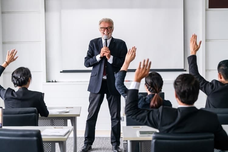 Prompt: Prompt dự đoán câu hỏi Q&A và chuẩn bị câu trả lời thông minh